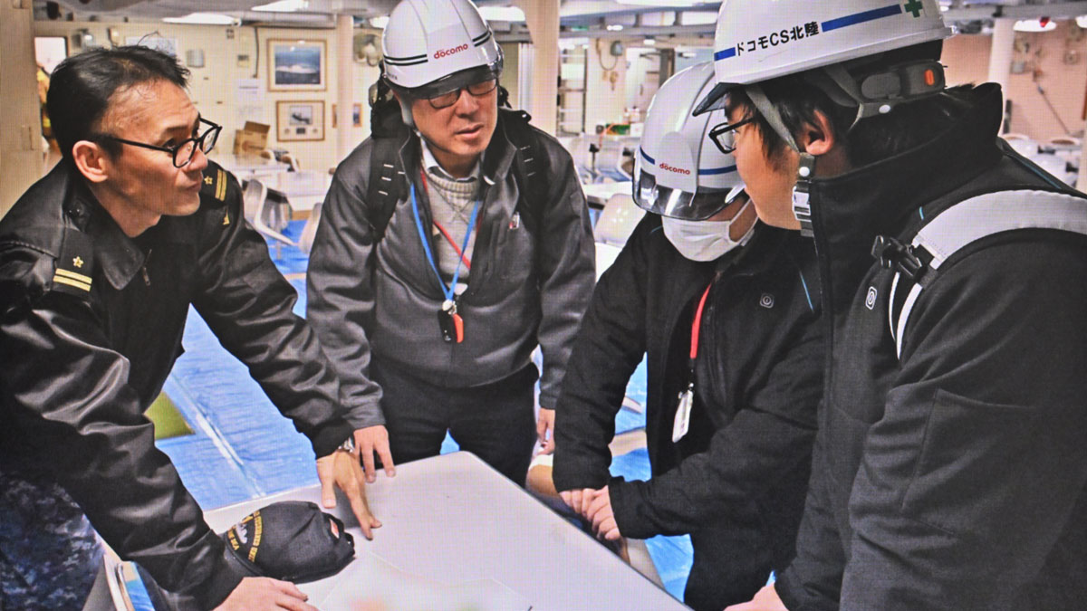 JMSDF_mrh's tweet photo. 第１輸送隊 輸送艦「おおすみ」は、エアクッション艇（ＬＣＡＣ）により輪島市大川浜へ、ＮＴＴドコモ基地局車両を輸送しました。

＃海上自衛隊 ＃災害派遣 #令和6年能登半島地震 https://t.co/3LGqXwdXmL