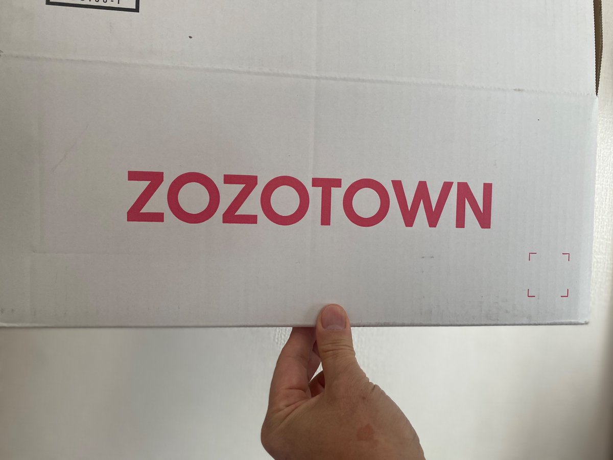 chippy0111's tweet photo. 白い箱でZOZOTOWNから届いた！
当たりますように🐉💚🤍
つまんでもってるように見える
 #ZOZOWEEK箱CP https://t.co/FyuiNjjcAC