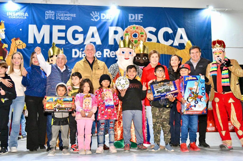 RomanCepeda's tweet photo. Esta tarde junto con mi esposa Selina, festejamos el Día de Reyes 👑 y compartimos la tradicional Mega Rosca con las familias de #MiQueridoTorreón❤️. ¡Gracias a todas y todos por acompañarnos! #FelizDíaDeReyes 👑 https://t.co/uuXk5lAFsQ