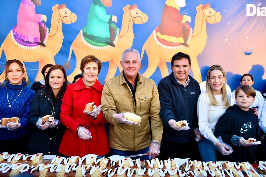 RomanCepeda's tweet photo. Esta tarde junto con mi esposa Selina, festejamos el Día de Reyes 👑 y compartimos la tradicional Mega Rosca con las familias de #MiQueridoTorreón❤️. ¡Gracias a todas y todos por acompañarnos! #FelizDíaDeReyes 👑 https://t.co/uuXk5lAFsQ