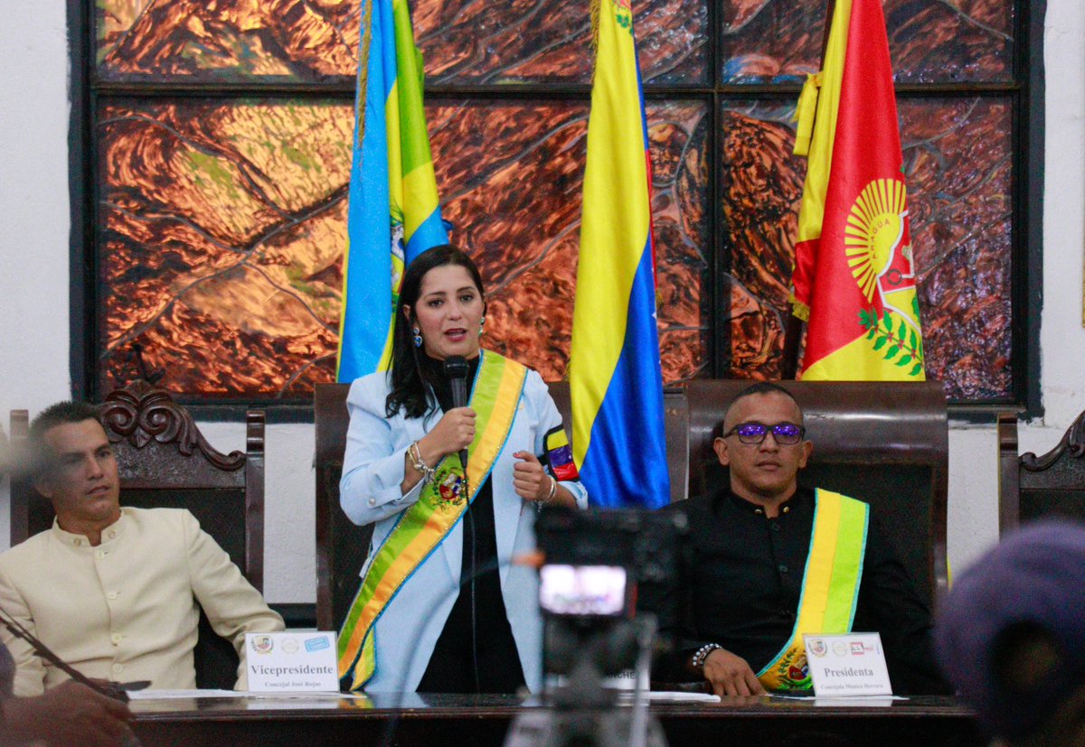 #5Ene En compañía del pueblo mariñense instalamos la nueva junta directiva del <a href="/CMunicipalSm/">ConcejoMunicipalSM</a> para el período legislativo 2024-2025, la cual está presidida por el concejal Johan Rojas, vicepresidente el concejal Johan Zambrano y Dulce García como Secretaria  #PuebloLegisladorDePaz