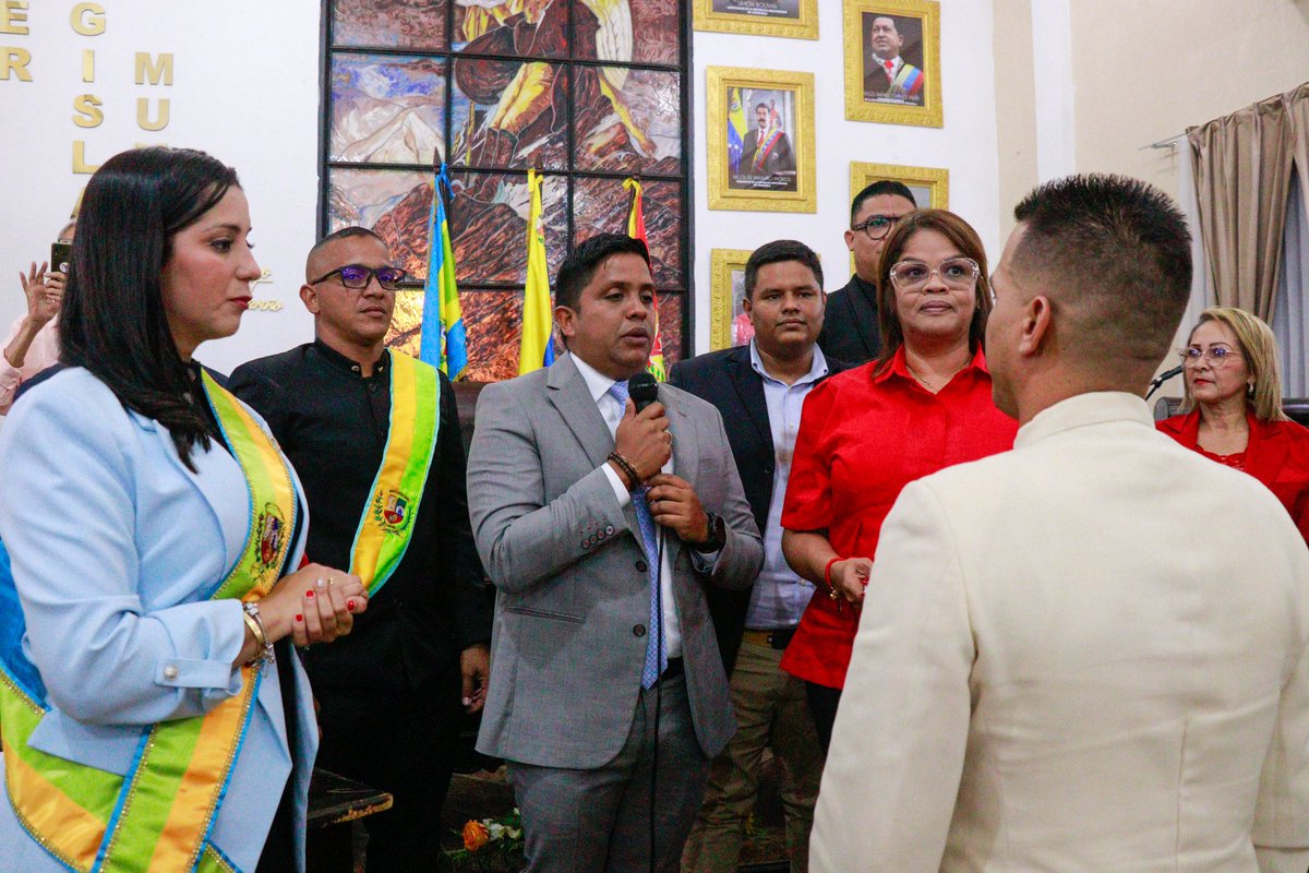 johanitakenpo's tweet photo. #5Ene En compañía del pueblo mariñense instalamos la nueva junta directiva del @CMunicipalSm para el período legislativo 2024-2025, la cual está presidida por el concejal Johan Rojas, vicepresidente el concejal Johan Zambrano y Dulce García como Secretaria  #PuebloLegisladorDePaz https://t.co/aELSnL5xET