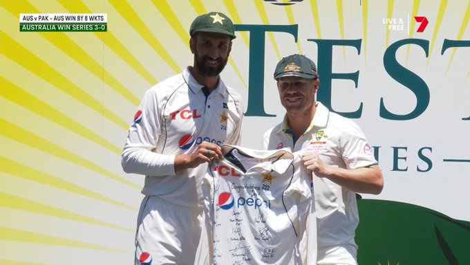 Shan Masood, on behalf of the Pakistan team, gifts Babar Azam's signed playing top to David Warner 🤝 📹 Credits: Twitter/7Cricket