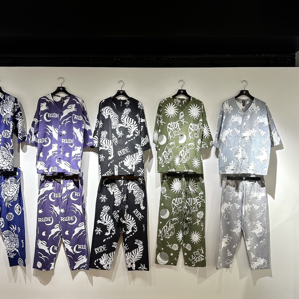 B_GALLERY_'s tweet photo. 東京ルード展
2023年12月22日（金）～ 1月14日（日）

Rude Gallery × Kads MIIDA / DUB SHIRT
¥19,800-(https://t.co/uyj8IUwBep)
Item No.58-01-7001

Rude Gallery × Kads MIIDA / DUB PANTS
¥19,800-(https://t.co/uyj8IUwBep)
Item No.58-23-7000

店頭・オンラインにて販売中です。 https://t.co/UThNvuAD2b
