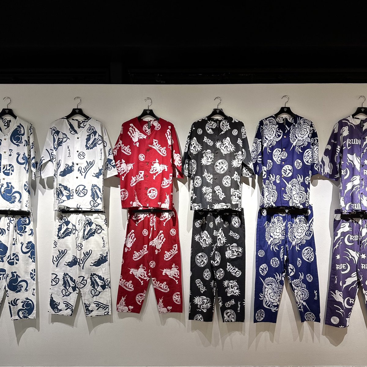 B_GALLERY_'s tweet photo. 東京ルード展
2023年12月22日（金）～ 1月14日（日）

Rude Gallery × Kads MIIDA / DUB SHIRT
¥19,800-(https://t.co/uyj8IUwBep)
Item No.58-01-7001

Rude Gallery × Kads MIIDA / DUB PANTS
¥19,800-(https://t.co/uyj8IUwBep)
Item No.58-23-7000

店頭・オンラインにて販売中です。 https://t.co/UThNvuAD2b