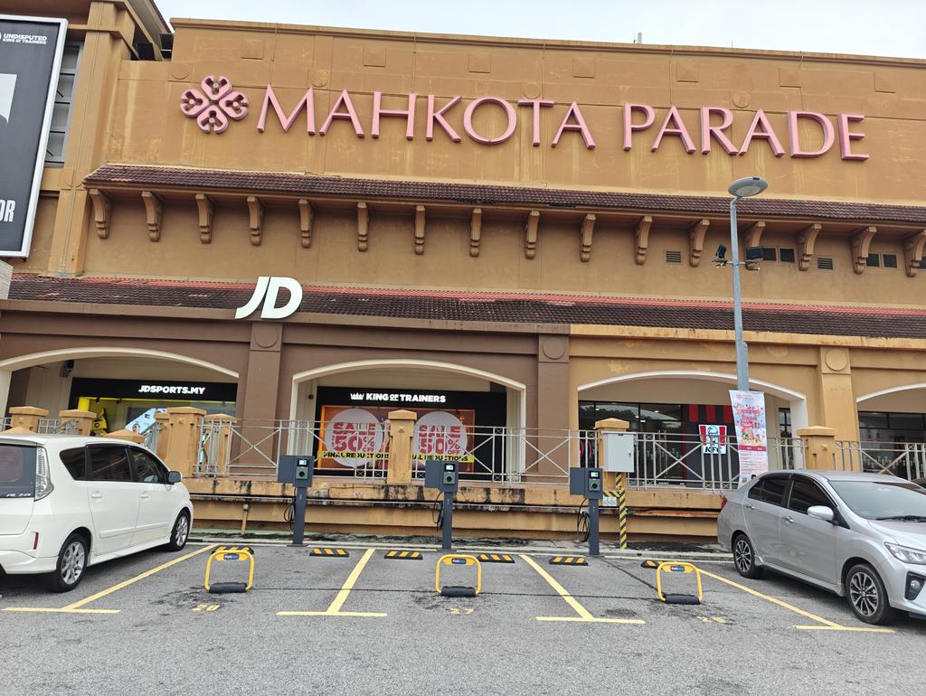 izamigadget's tweet photo. 3 unit Ev AC charger baru di Plaza Mahkota Parade melaka
Di open parking area depan JD Sport

Aplikasi yang di gunakan adalah Park Easy

Sesuai la sempena Melaka bandar teknologi Hijau dan tahun melawat Melaka 2024 https://t.co/iGCIIMt3g6