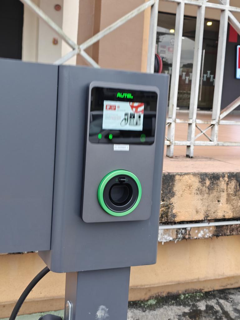 izamigadget's tweet photo. 3 unit Ev AC charger baru di Plaza Mahkota Parade melaka
Di open parking area depan JD Sport

Aplikasi yang di gunakan adalah Park Easy

Sesuai la sempena Melaka bandar teknologi Hijau dan tahun melawat Melaka 2024 https://t.co/iGCIIMt3g6