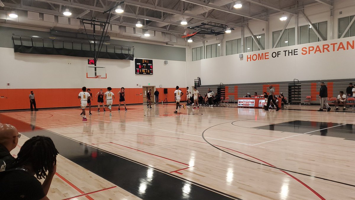 ParkHoopz's tweet photo. Rolling Hills Vs. King Drew Gold Division Championship!! #hpwintertourney https://t.co/oxnqKMsFOP
