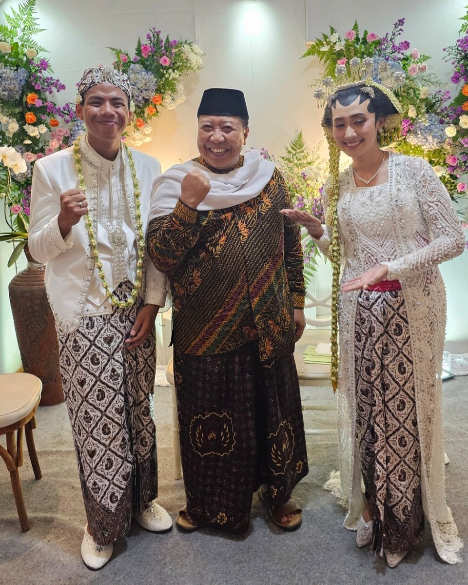 Gus_Arifin's tweet photo. Ngéné...
Selamat utk Mas Dimas dan Mbak Dina..berkah berkah berkah.
cc @Ayang_Utriza @na_dirs @ainunnajib @hayder_imron @maman1965 https://t.co/nYp1GuMPq9