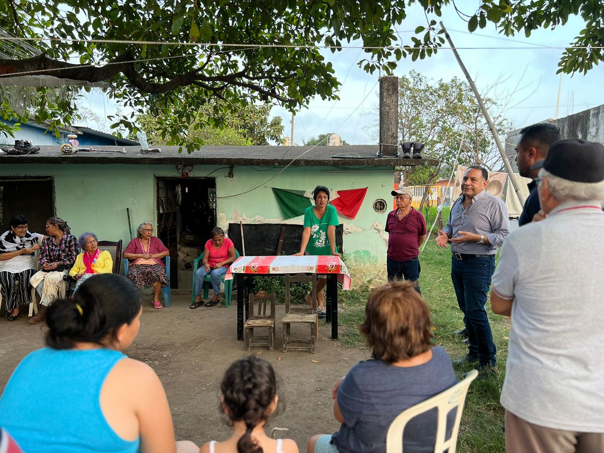 C_TroncosoD's tweet photo. Hoy Cumplimos con Vecinos de la Secc. Echeverría en la #ColValenteDíaz, llevándoles Orientación Técnica con la Finalidad de mejorar y obtener el servicio de agua que merecen. Iniciamos el año con Acciones, atendiendo con #VocacióndeServicio al #PuebloCiuadadano.

#ConvicciónTotal https://t.co/fV5D5iK5Nw