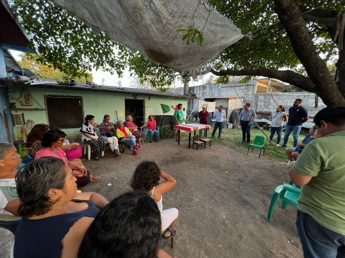 C_TroncosoD's tweet photo. Hoy Cumplimos con Vecinos de la Secc. Echeverría en la #ColValenteDíaz, llevándoles Orientación Técnica con la Finalidad de mejorar y obtener el servicio de agua que merecen. Iniciamos el año con Acciones, atendiendo con #VocacióndeServicio al #PuebloCiuadadano.

#ConvicciónTotal https://t.co/fV5D5iK5Nw