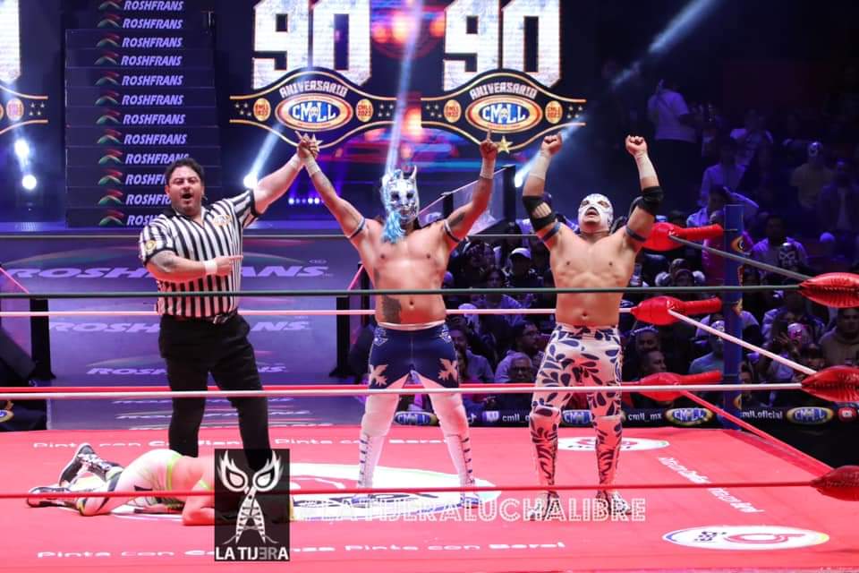 LaTijeraLucha's tweet photo. Intensa lucha con grandes lances suicidas con victoria poblana para #ReySamuray, #Stigma y #Pegasso derrotando con su espectacularidad a #MaxStar, #Futuro y #Vegas (quien sale en camilla para su atención médica) en la segunda batalla del #ViernesVIP en la majestuosa #ArenaMexico https://t.co/uxXnSak58m