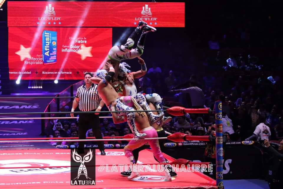LaTijeraLucha's tweet photo. Intensa lucha con grandes lances suicidas con victoria poblana para #ReySamuray, #Stigma y #Pegasso derrotando con su espectacularidad a #MaxStar, #Futuro y #Vegas (quien sale en camilla para su atención médica) en la segunda batalla del #ViernesVIP en la majestuosa #ArenaMexico https://t.co/uxXnSak58m