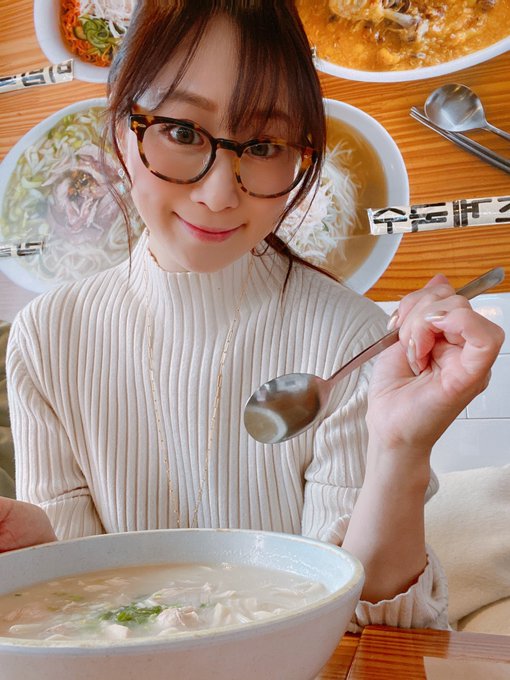 美容液と歯磨き粉がわたしのお土産。 あとは胃の中にいっぱい入ってる😗 https://t.co/wLFOb3zXIn<a href="/tag/%E5%B7%9D%E4%B8%8A%E3%82%86%E3%81%86"class="tags"><span>#川上ゆう</span></a><a href="/tag/%E3%83%A9%E3%82%A6%E3%83%B3%E3%82%B8%E3%83%90%E3%83%BC%E3%83%A9%E3%83%93%E3%83%AA%E3%83%B3%E3%82%B9"class="tags"><span>#ラウンジバーラビリンス</span></a>