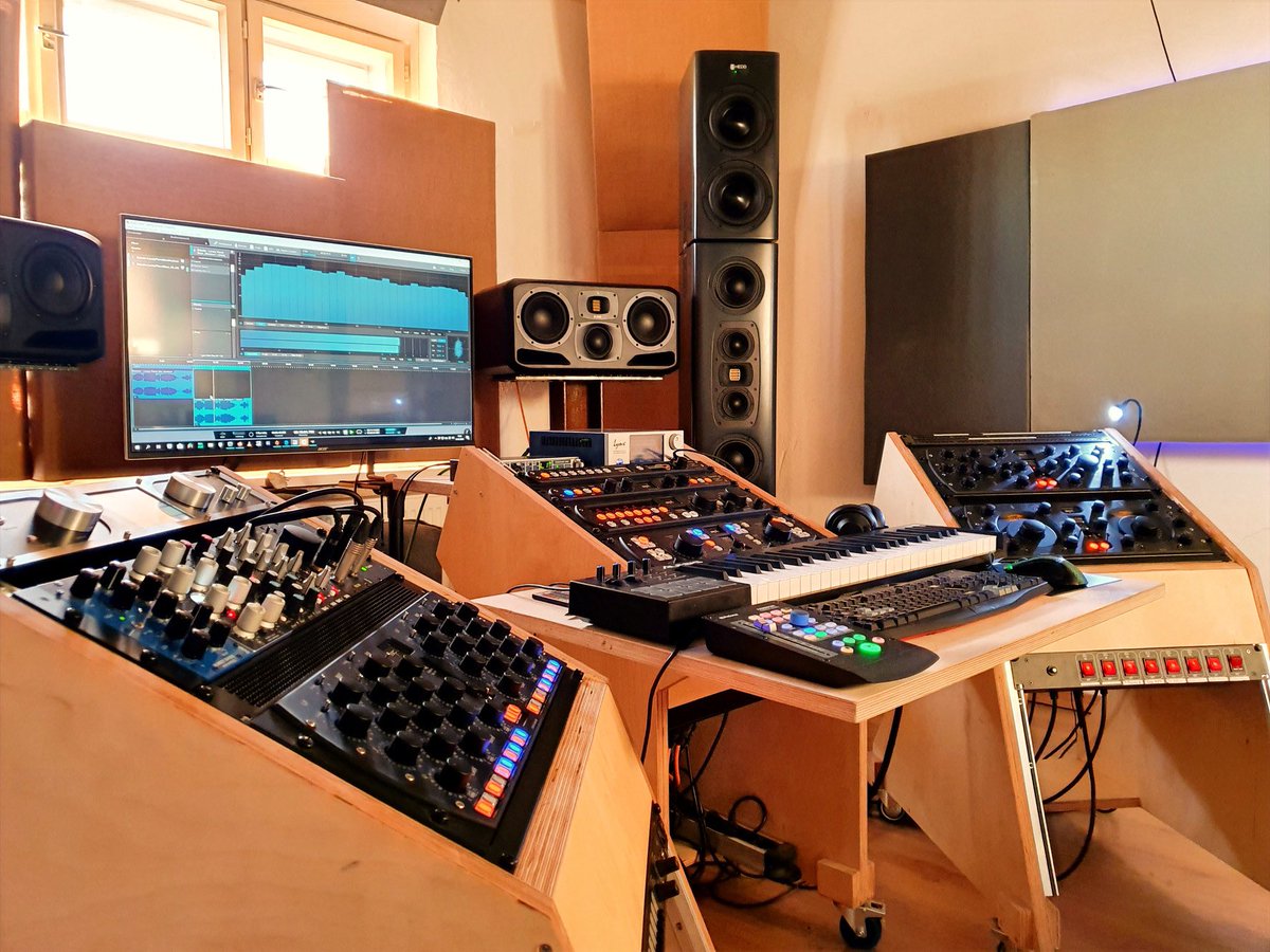 JayF1ymastering's tweet photo. Now live! Come join me in a mix session⬇️
.
https://t.co/iVhcTiAPxm 🖥
.
Follow me on ig: @JayFlyMastering ♨️
.
#mix #audioengineer #recordingstudio #Howtomix #mixingvideos #mixingandmasteing #mixengineer #producer #recordingstudio #audio #engineer #mixedAndmastered #analoggear https://t.co/dPfihGJsvR