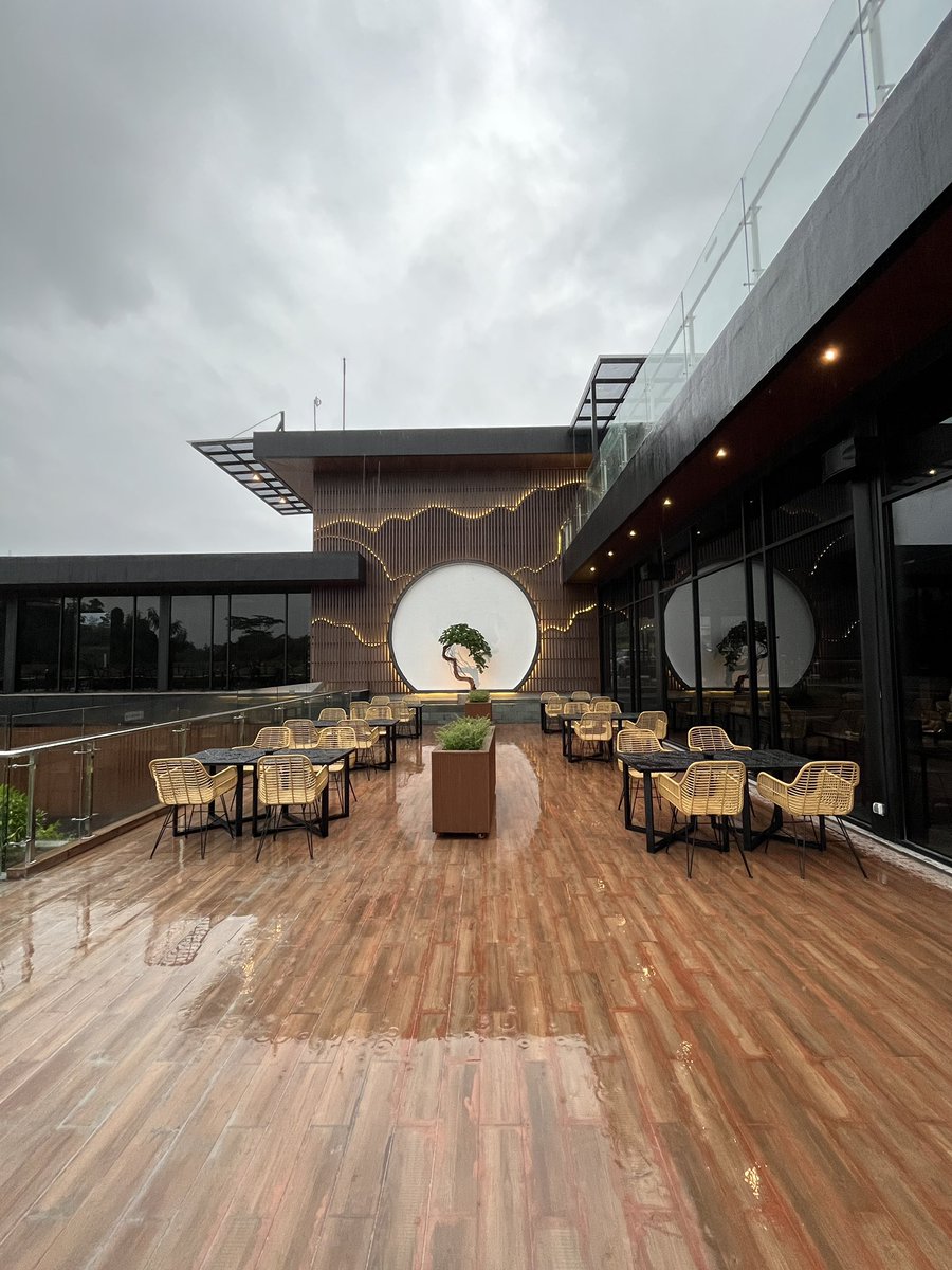 javafoodie_'s tweet photo. Kemarin mampir ke Isvara Riverside, 
Family resto paling baru di Jogja yg guedeee bangett 😱
Ada 3 lantai sendiri, ada playground for kidsnya, ada indoor sm outdoor spot buat dine innya!!

Lokasinya deketan dr Westlake.
Weekend buka dr pagi jam 7 . https://t.co/sBgvdeItne