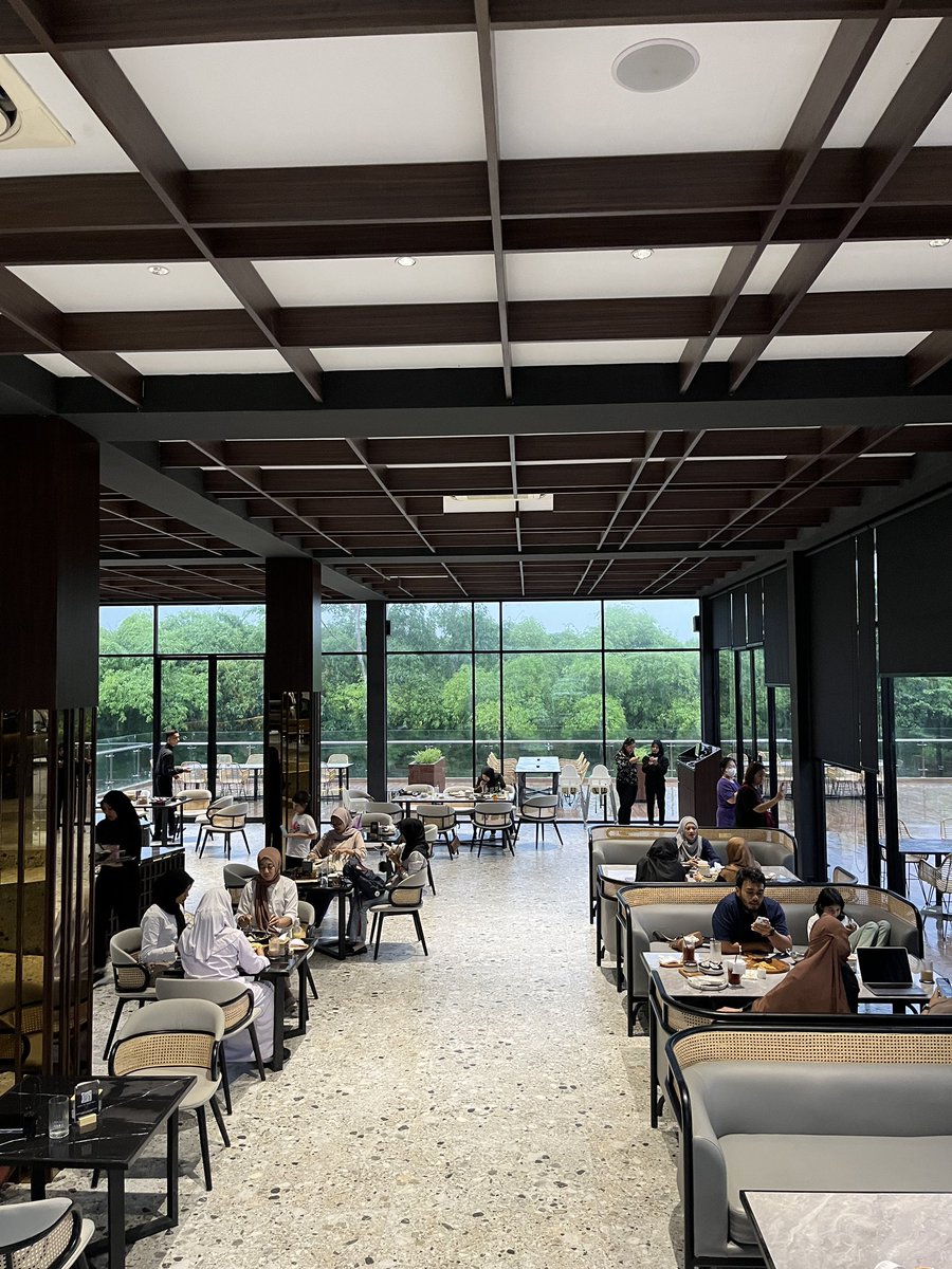 javafoodie_'s tweet photo. Kemarin mampir ke Isvara Riverside, 
Family resto paling baru di Jogja yg guedeee bangett 😱
Ada 3 lantai sendiri, ada playground for kidsnya, ada indoor sm outdoor spot buat dine innya!!

Lokasinya deketan dr Westlake.
Weekend buka dr pagi jam 7 . https://t.co/sBgvdeItne