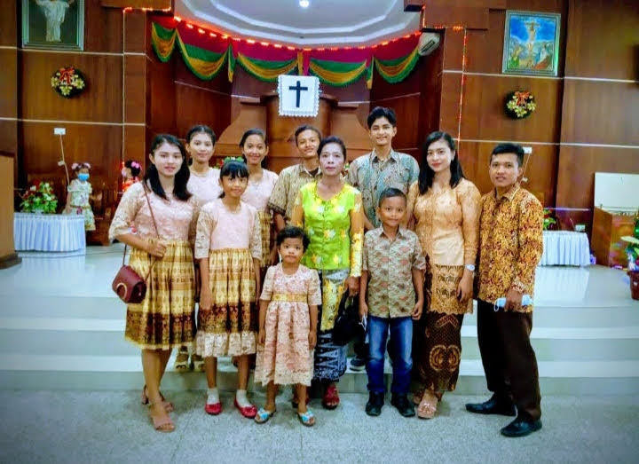 hitlerfernando5's tweet photo. 11 bersaudara hanya saja belum lengkap kurang 1 karena sedang merantau,,,,
Ayo, tebak saya anak ke berapa ?
#viral #viralindo #SportsCenter #Netizens #ArtistOnTwitter #artist #Indonesia #indoviral #mlbbm5 #PemersatuBangsa #TVRepublika #medialiteracy #media #genzie #Publicity https://t.co/ELQR2ryDyf
