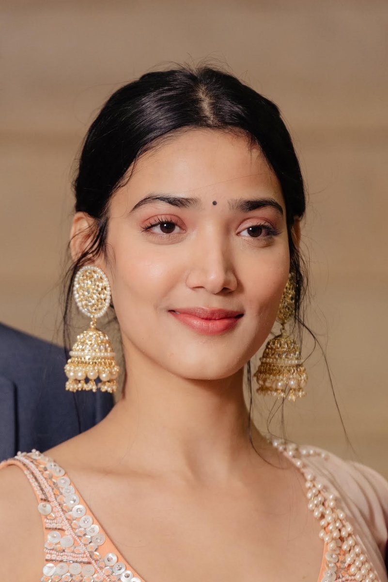 chets2121's tweet image. Unfamiliar faces on my timeline featuring two celebrities. 🤔
It&apos;s a stark reminder of my profound disconnection from the entertainment scene nowadays. 🎭 #OutOfTheLoop #LostInMyOwnWorld