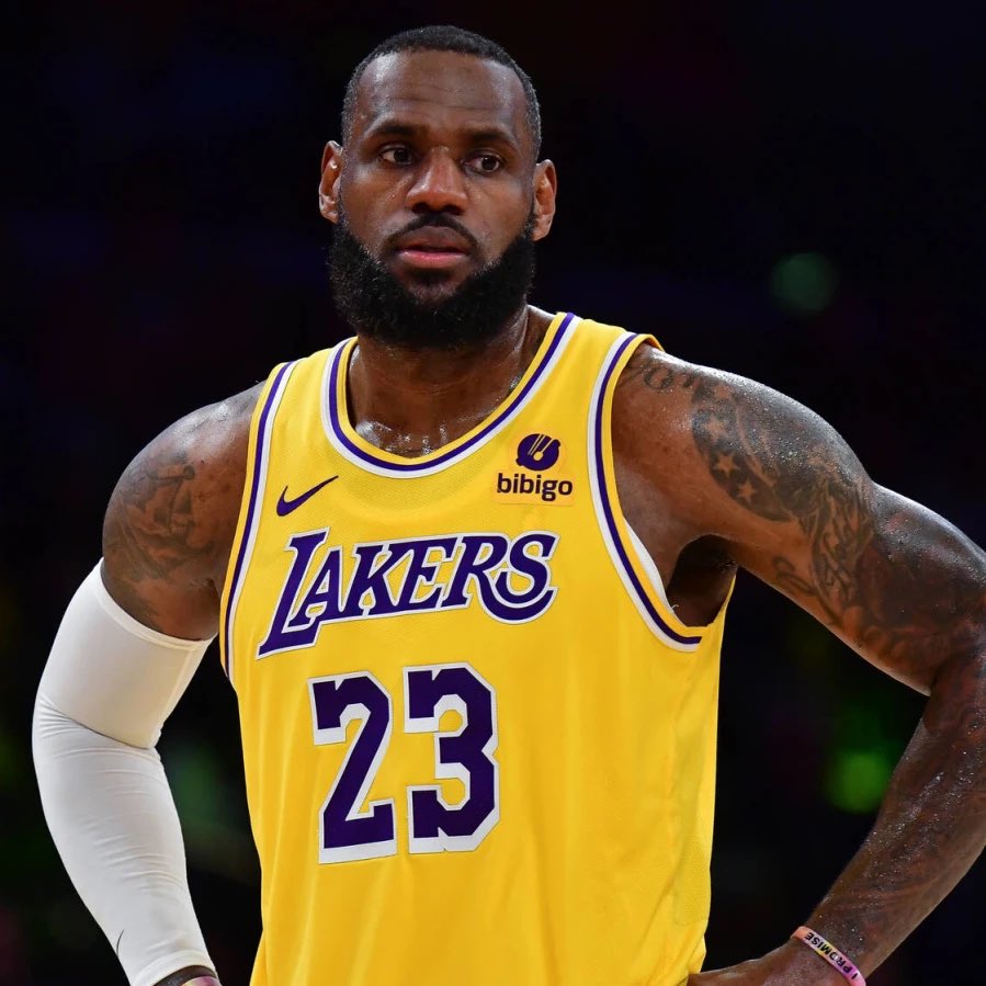 Christian_Saff's tweet photo. RT @TheHoopCentral: LeBron James:

17 Points
5/7 FGM
4/4 3PM

8 Minutes. 🔥🔥🔥 https://t.co/3sXx4P04Ep