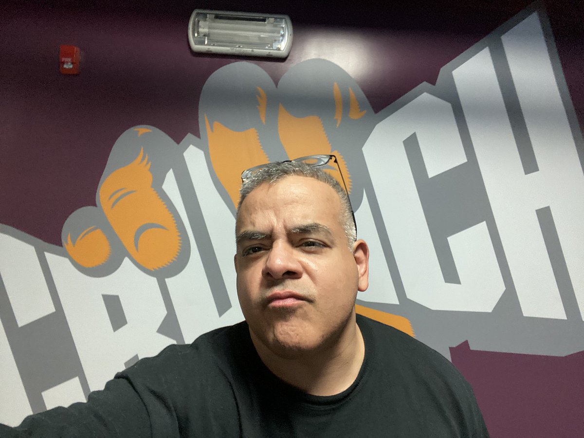 juanjeremy100's tweet photo. It’s #crunchtime papa #crunch #crunchgym #crunchfitness #crunchtv #cornerman #crunchsouthslope #fitness #ejercicio #entrenamiento #SmackDown https://t.co/T0YgSoqEWS