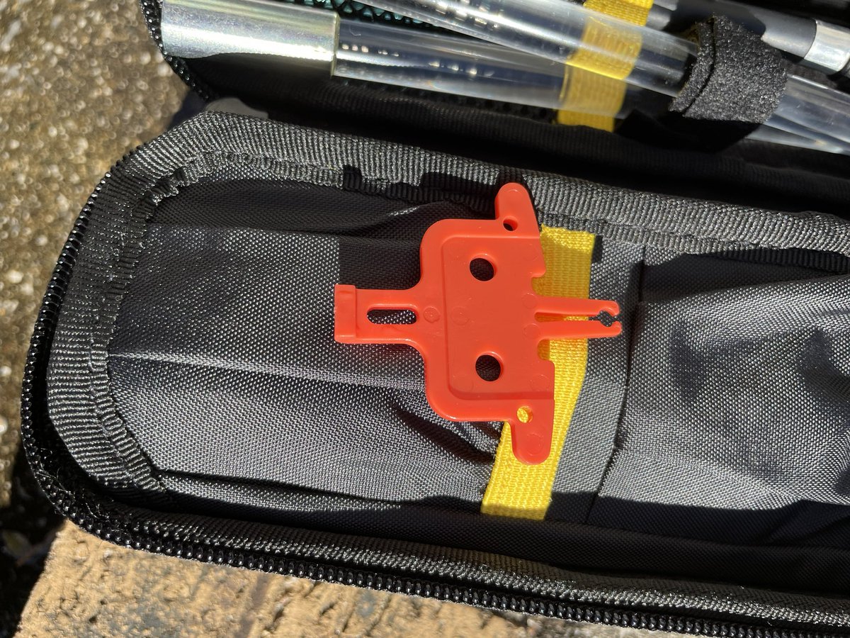 onestar_23's tweet photo. 昨日のライド時フロントディスクブレーキからキーーーっの異音！
中性洗剤で洗ったら見事に異音が消えました。
ライド前日に洗車、チェーンオイル注油した際飛んでしまったかな？
輪行用に買ったパットに挟むやつ予防で役立ちました。 https://t.co/ox6eSD7HIe