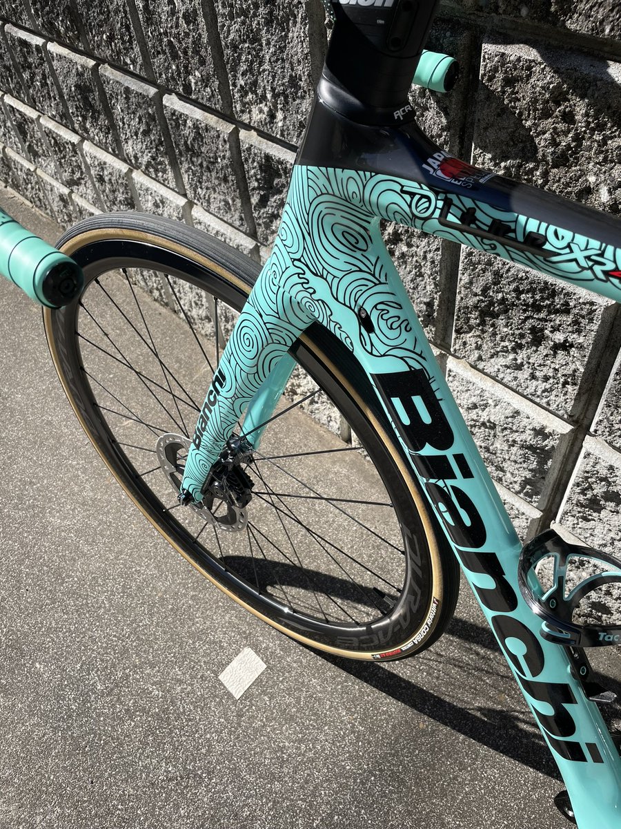 onestar_23's tweet photo. 昨日のライド時フロントディスクブレーキからキーーーっの異音！
中性洗剤で洗ったら見事に異音が消えました。
ライド前日に洗車、チェーンオイル注油した際飛んでしまったかな？
輪行用に買ったパットに挟むやつ予防で役立ちました。 https://t.co/ox6eSD7HIe