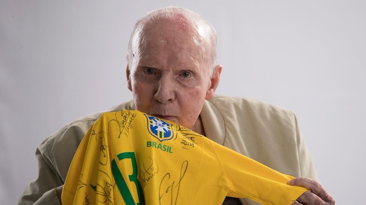 Zagallo:

“Bem, eu acho que um brasileiro pode até torcer pela Argentina num jogo entre Argentina e Chile... Mas, um brasileiro, que se diz brasileiro, vai torcer a favor da Argentina contra o Brasil? Esse tem que ir para o hospício.”

📸 Lucas Figueiredo
