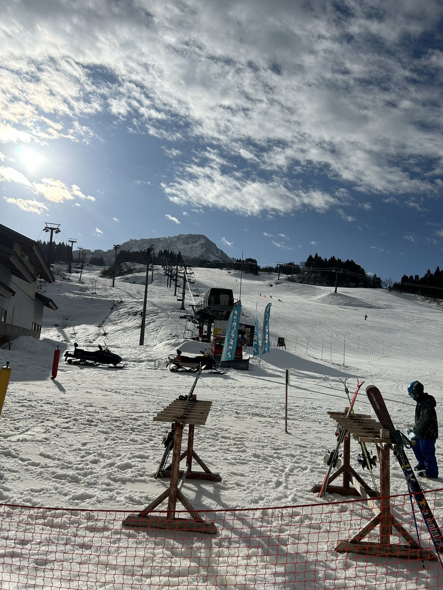 kcsa_chairski's tweet photo. 雪の少ない今シーズンですが、全面滑走の新潟県上越市のキューピットバレイがアツいです！
積雪は年末から減っているようですが、60cmと今季としては十分過ぎる量があります。
多目的トイレも完備、私たちにとって魅力的過ぎるゲレンデです。 https://t.co/Q4MrcfO2lh