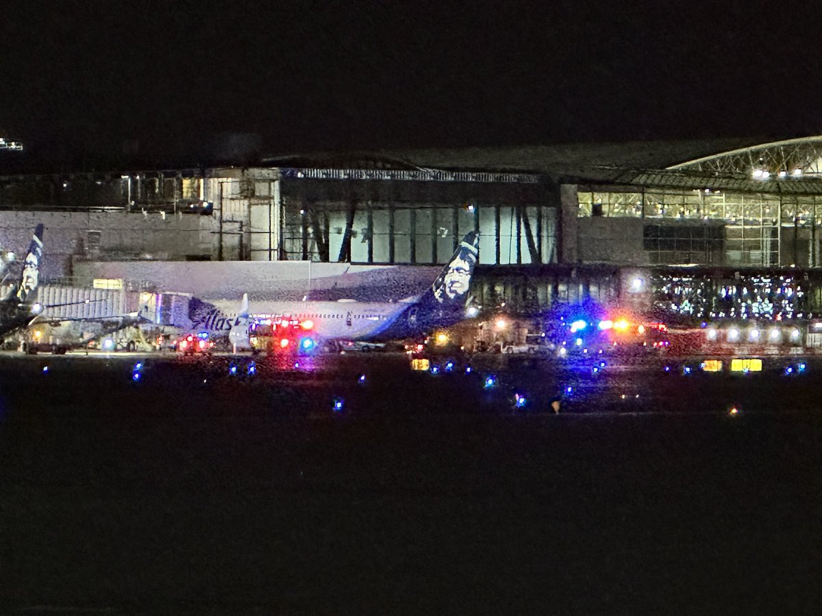 Not a good night at #flypdx tonight. Thankfully no one got badly hurt. AS1282 #PDX to #ONT had a door blow out after takeoff. Made a safe emergency landing. Hats off to the crew. #alaskaair #max9 #b737max #aviation