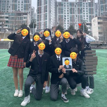 BABYMONGLOBAL's tweet photo. [📸] 240106

New photos of #RORA at graduation with her friends 

HAPPY GRADUATION DAY RORA 
#RoraGraduationDay 
#빛나는_미래_이다인 
#BABYMONSTER
@YGBABYMONSTER_

https://t.co/6HoQFt1FkB