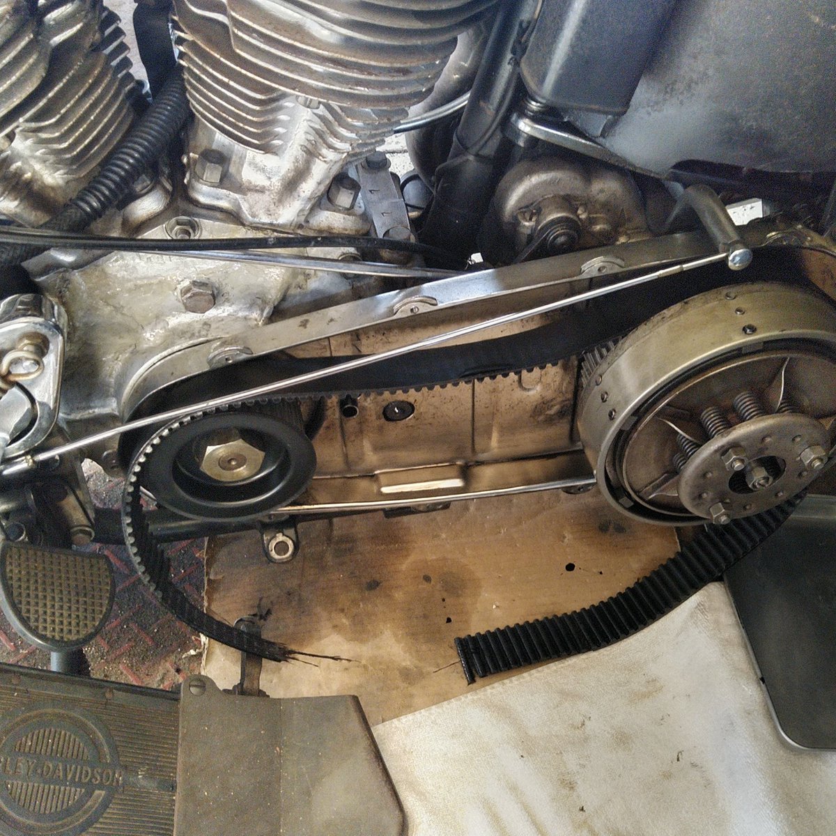 69jittan's tweet image. 昨年末、走り納めで5km程走ったところで異変。

ギア入れても進まない。アクセル回したら空ぶかし...

レッカー車呼んで自宅に運んでもらった。
やっぱり、ベルトが切れてる...

はぁ、大きな事故にならんで良かった...
しばらく入院だな...

#PANHEAD
#1948FL
#FL48