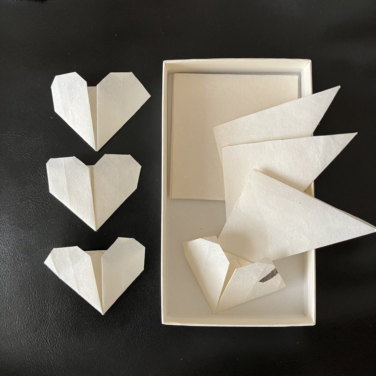 oshoring1905's tweet photo. 掃除中にひょっこり出てきた去年の小箱。
開けてみたら、、、折かけのWinning Heartが鎮座していた。
なんだろ。いろんなことが頭の中でぐるぐる中。
#WinningHeart #WP847
#森崎ウィン #MORISAKIWIN #jwave https://t.co/DTbqCHWTUr