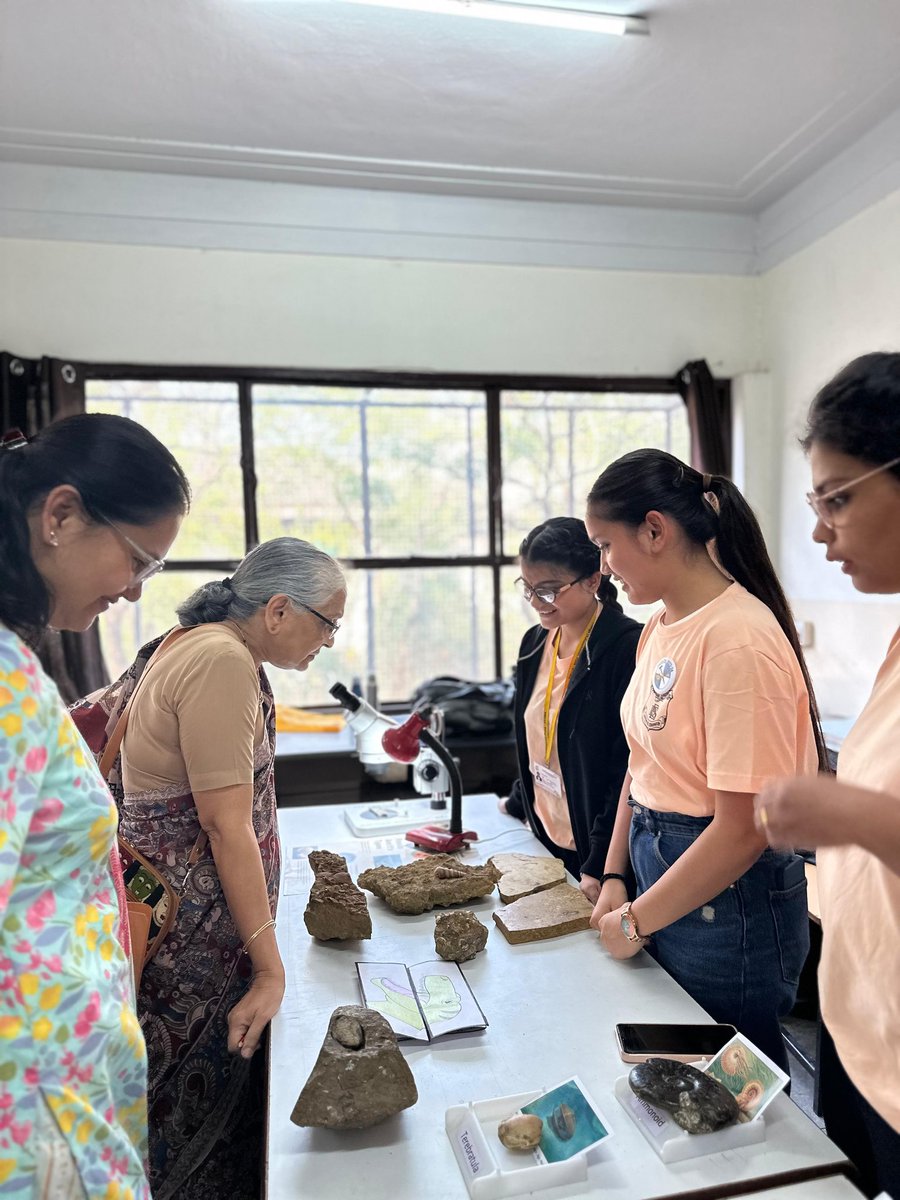 byshantanuw's tweet photo. Stall on 'Introduction to Paleontology' in #flints2023 to educate layman and spark curiosity about fossils and the field in kids.
It was great opportunity for our team of Masters student to introduce everyone to field of Paleontology. 
#paleontology #fossils https://t.co/zA1F1gz8MX