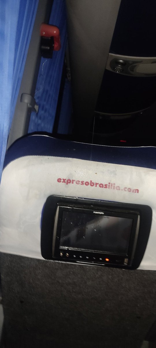 Lady26486409's tweet photo. @sicsuper @Citytv @NoticiasRCN @Canal1Colombia @CanalRCN
@canalcaracoll @1SinCarreta
@RCNcazanoticias 
Hace unos días tomé un servicio de MED hacia BUC de @expresbrasilia, escogí el boleto más costoso esperando un buen servicio y vean el servicio, llovía más por dentro... https://t.co/rC3MJtSqrb