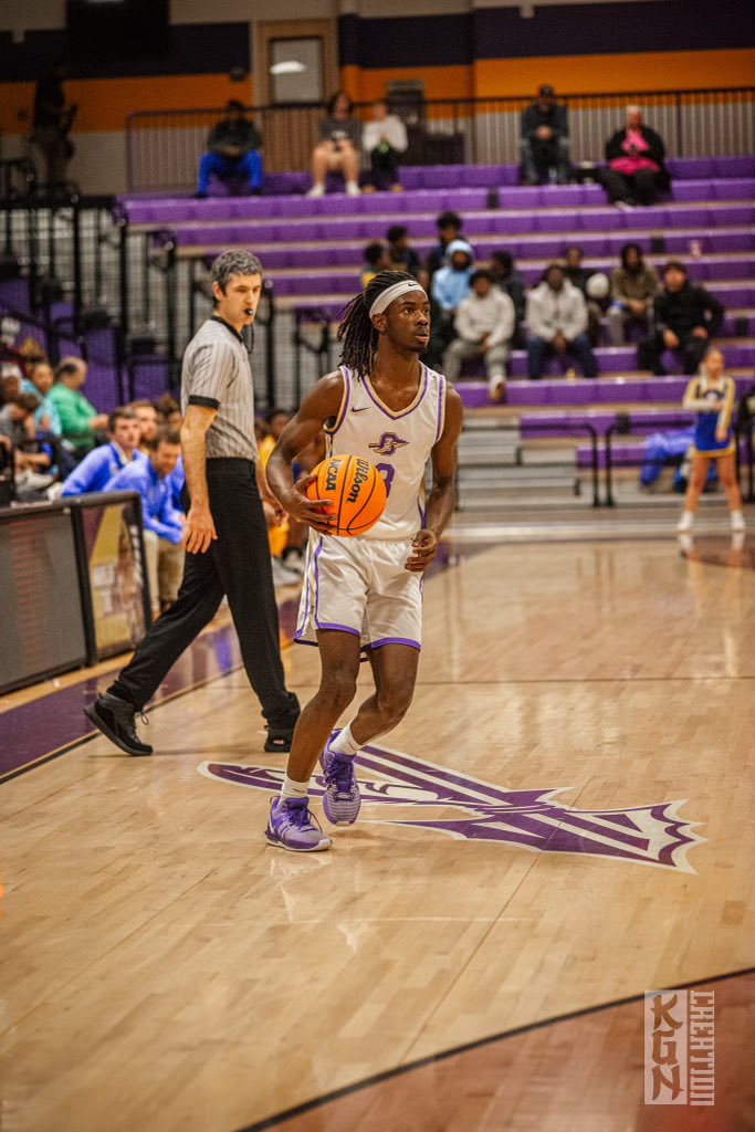 GradyMajors's tweet photo. 2024 6’4 G Richard High @richgetbuckets had 25 points 6 rebounds tonight in a win over Bergman. https://t.co/AvRx7aiPzp