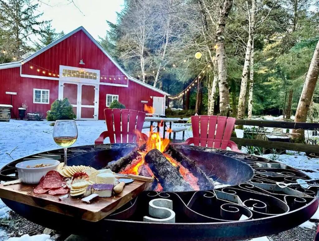 VisitDelNorte's tweet photo. Livin’ the farm life #visitdelnorte 

This ADORABLE red barn vacation rental (available on @airbnb) is actually quite spacious and sleeps 4 comfortably with a super location near the Smith River, the beach and the Redwood National Park. We have more unique vacation rentals (… https://t.co/DigyxoGFKe