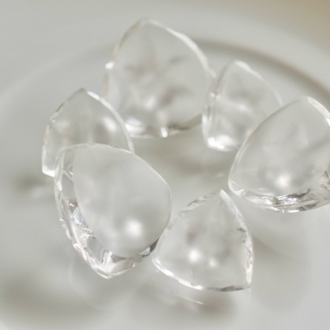 kususu_button's tweet photo. 明けましておめでとうございます！
今年もよろしくお願いいたします。
2024年の目標は「攻めに攻めて少し俯瞰」（去年は種まき）でいきます。
というわけで、今年も全力で駆け抜けます。
（ちなみに、元旦からぎっくり腰です）
新年最初のボタン。
ヴィンテージガラスボタン。 https://t.co/pzY3UUVbNW
