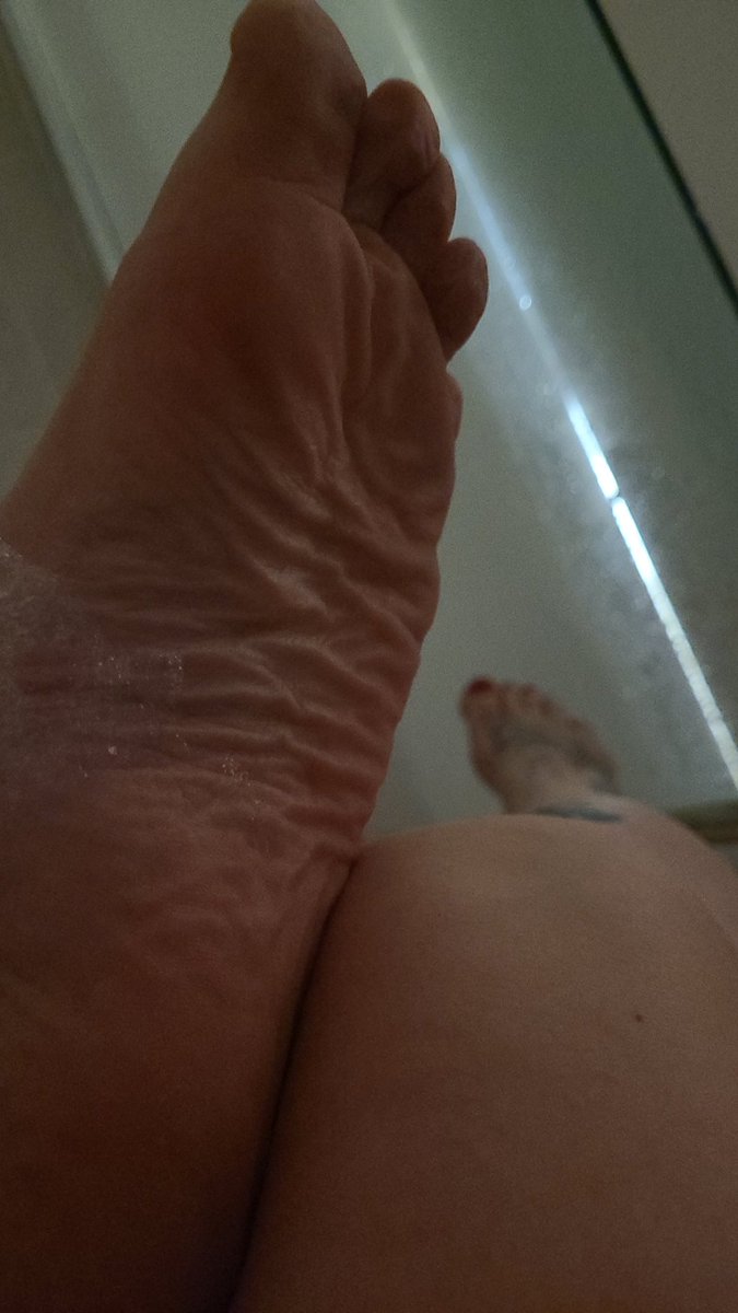 serious_666's tweet photo. Bathtime feet. 💦  
Free OF link in bio. 
#feetpics #feetseller #feetpicsforsales #Feet #feetworshi̇p #bathtime #onlyfansgirl #onlyfans #size5 #cute #wetfeet #CurvyGirlTeam #curvy #ContentCreator #selling_content #sellingcontents #selling https://t.co/1iEQMtuclT