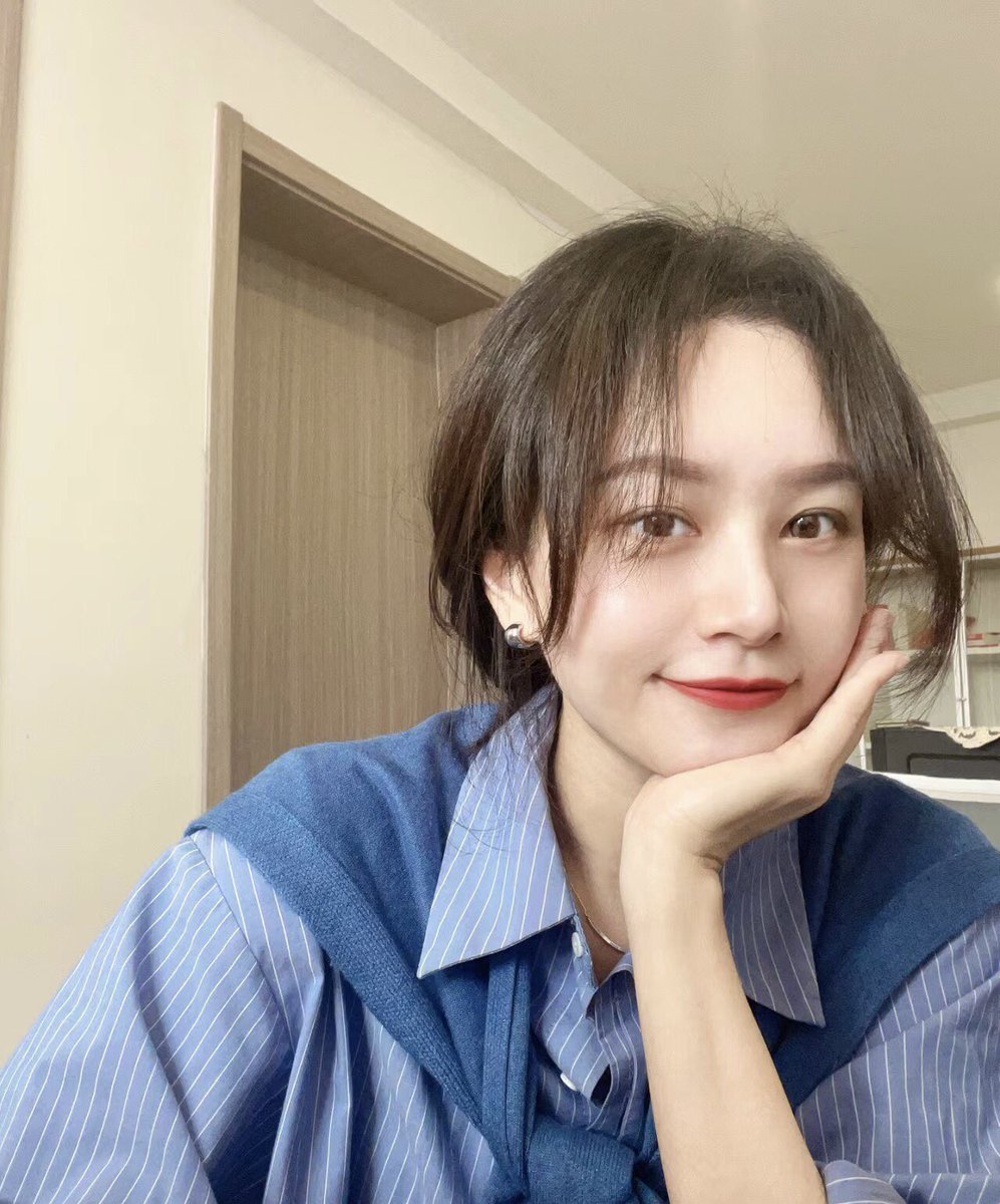 NN772177's tweet photo. 有点好奇你们周末都在干什么？🤔️🤔️私信全是姐姐，姐姐，首先谢谢弟弟们的厚爱，其次就是姐姐除了稍微会保养一点真的一无是处😂，没钱也没本事，姐姐也没那么开放，别一上来就说些震碎我三观的话，真的会想要口吐芬芳🙂🙂
要不要一人出五毛钱，咱们凑一块呀？#30以后的状态 #大龄单身 #姐姐 https://t.co/fBCPalrwvp