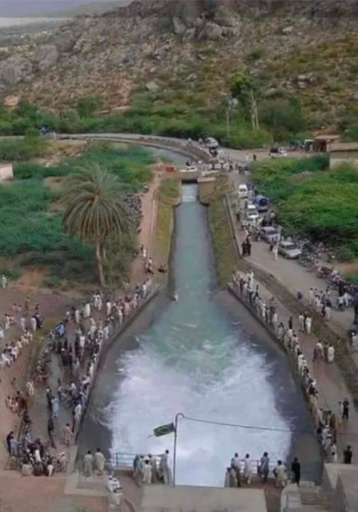 Saqib7epro's tweet photo. نہر زبیدہ کی تاریخ

••┈┈•••○○❁⭕❁○○•••┈┈••

ہارون رشید کی بیوی زبیدہ رحمتہ اللہ علیہا بہت ہی دیندار صاحب علم و فضل خاتون تھیں ان کے محل میں ایک ہزار با ندیاں چو بیس گھنٹے قرآن پاک کی تلاوت میں مشغول رہتی تھیں۔ ایک دفعہ مکہ مکرمہ میں پانی کی شدید قلت ہو گئی اور پانی کا ایک مشکیزہ دس درہم سے لیکر ایک دینار تک بک گیا۔ حجا ج اکرام کو بہت تکلیف اٹھانی پڑی ۔ زیبدہ رحمتہ اللہ علیہا کو جب اس کی خبر ہوئی تو ان کو بہت دکھ ہوا۔ انہوں نے اپنے انجنیروں کو جمع کر کے حکم دیا کہ کسی طرح مکہ مکرمہ کے لیے پانی کا بندوبست کرو اور پانی کے چشمے تلاش کرو چنانچہ انہوں  نے کافی تگ و دو سے ایک چشمہ طائف‌ کے راستے میں اور دوسرا چشمہ نعمان وادی میں دریافت کیا۔ لیکن ان کا پانی مکہ مکرمہ تک پہنچانا بڑا جان جوکھوں کا کام تھا راستے میں پہاڑیاں تھیں جن کو کھودنا انتہائی دشوار تھا لیکن اس نیک خاتون نے حکم دیا کہ جتنا بھی خرچ ہو مکہ مکرمہ‌ کے لیے پانی کا بندوبست کیا جائے اور اگر کوئی مزدور پتھر پر ایک کدال مارنے کی ایک اشرفی بھی طلب کرے تو دے دو۔
چنانچہ تین سال کی شب و روز محنت کے بعد 33‌ ہزار میٹر (۳۳ کلومیٹر لمبی) نہر تیار ہو گئی جس کو ریت سے بچا نے کے لیے اوپر سے ڈھانپا گیا راستے میں کئی جگہ مسافروں کے پانی پینے کے لیے انتظام کیا گیا اور بارش کے زمانے میں بارش کے پانی کو بھی نہر میں ڈالنے کا بندوبست کیا گیا اس میں ایسا مصالحہ استعمال کیا گیا کہ اس کا پانی رِس کر ریتلی زمین میں جذب نہ ہو، نہر کی تیاری پر 70 لاکھ دینار خرچ ہو ئے۔ جب حساب کا پرچہ ملکہ کو پیش کیا گیا تو اس وقت وہ دریائے دجلہ کے کنارے اپنے محل میں بیٹھی تھی اس نے وہ پرچہ لیکر اس کو دیکھے بغیر یہ کہہ کر پانی میں بہا دیا کہ ”حساب کو حساب کے دن کے لیے چھوڑا“ اور کہا جس نے مجھ سے اس حساب میں کچھ لینا ہو لے  لے ، نہر کے مکمل ہو نے پر بہت خوشی منائی گئی اور تعمیر کرنے والوں کو بہت سے انعام و اکرام سے نوازا گیا۔ اور نہر کا نام”عین المشاش‘‘ رکھا گیا ۔ مگر اللہ تعالیٰ کو اس کا یہ عمل ایسا پیارا لگا کہ یہ نہر ’’نہر زبیدہ رحمتہ اللہ علیہا‘‘ کے نام سے ہی مشہور ہو گئی

نہر زبیدہ 1200 برس تک مشاعر مقدسہ اور مکہ مکرمہ میں پانی کی فراہمی کا بڑا ذریعہ رہی۔ آج کے دور میں ماہر آرکیٹکٹ اور انجینیئرحیران ہیں کہ صدیوں پہلے فراہمی آب کے اس عظیم الشان منصوبے کو کیسے تکمیل تک پہنچایاگیا۔ نہر زبیدہ کا منصوبہ اس وقت کے ماہرین نے 10سال کے عرصے میں مکمل کیا
 تاریخ کے اوراق سے.!
اللہ تعالیٰ پورے عالمی اسلام میں ایسے کاموں کے توفیقات عطا فرمائے، اور ہم سب میں جزبہ خیر سگالی، جزبہ ایثار، خدمت خلق، حقوق العباد اور اخلاص پیدا کرے۔
Copied 
# حقیقت_شناس
#ستی_رائٹس