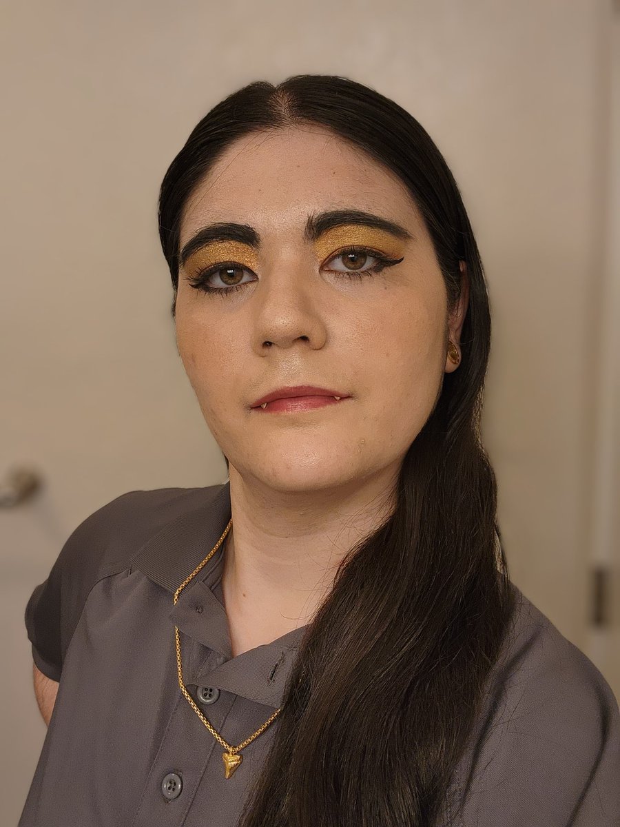 SynthiaNominae's tweet photo. #GN Synners! Training is done, time to ROCK this new position! Get on out there and live your life to the fullest! ^.^ #dailylook #makeup #gold #fangs #9to5 #graveshift https://t.co/qMib4QCG6k