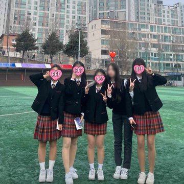 BABYMONSTERWW's tweet photo. #RORA's new photos with her friends at graduation
HAPPY GRADUATION DAY RORA
#RoraGraduationDay
#빛나는_미래_이다인
#BABYMONSTER
@YGBABYMONSTER_ https://t.co/mome6sewBu