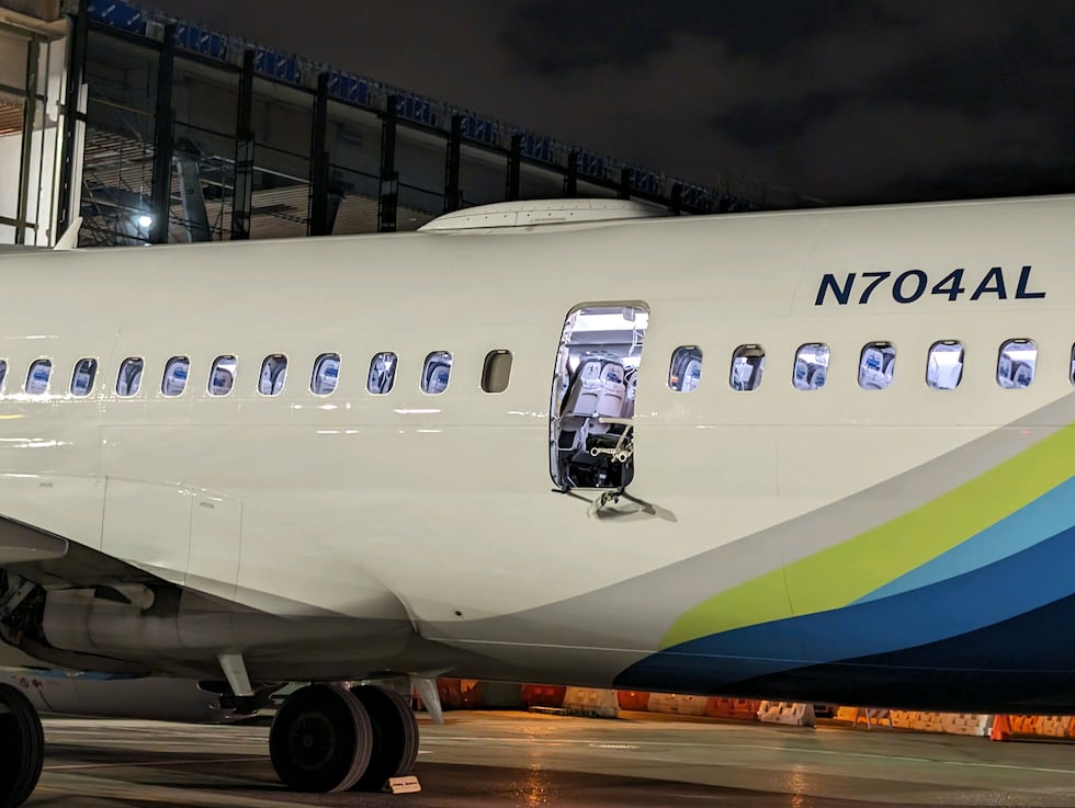 avión Alaska Airlines cajas