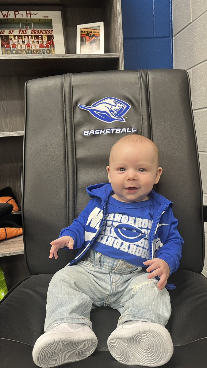 CoachNealWelch's tweet image. My High School Basketball Coach @RyanJSlott surprised me and came out to watch the Roos play tonight. He also got to meet Myers. Basketball is a brotherhood.