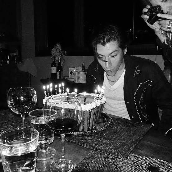 El día de hoy está cumpliendo 38 años el vocalista, principal compositor de Arctic Monkeys, Alex Turner. ¡FELIZ CUMPLEAÑOS TURNER!