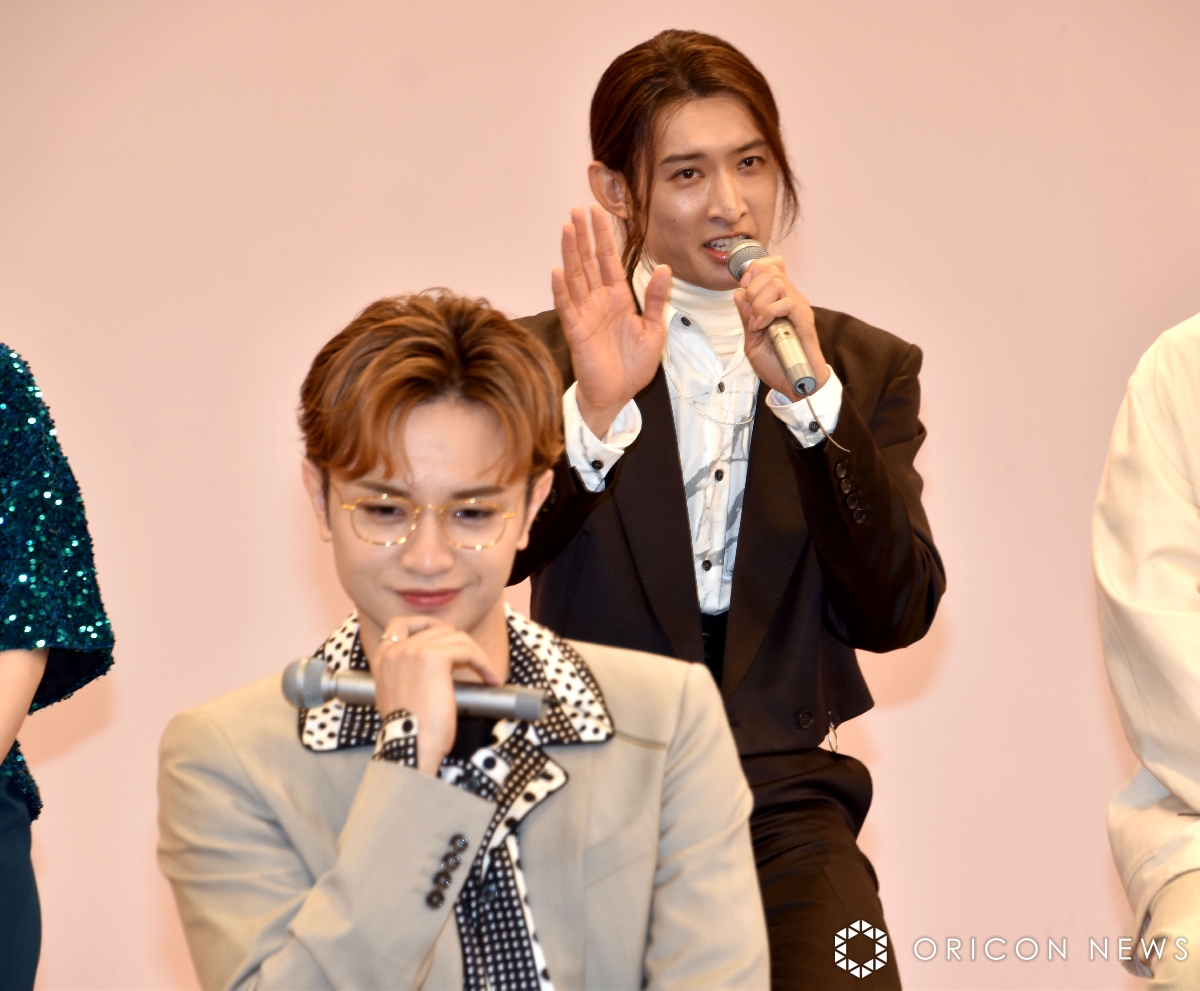 oricon's tweet photo. 📺『リビングの松永さん』制作発表会見
中島健人＆向井康二がわちゃわちゃ❗

“15年来の友人”から“共演者”になり抱負🔥
「2人でYouTubeやりたい」

https://t.co/JTRDX5sKac

#中島健人 #SexyZone #向井康二 #SnowMan #セクゾ #カンテレ #ドラマ #リビングの松永さん #リビ松 @matsunagasan8 https://t.co/Zo0Y4BnBhj