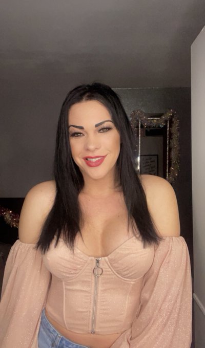 Happy New Year 💋 webcam and onlyfans live was super fun and 1st one of 2024 🥂 new dance show poster coming