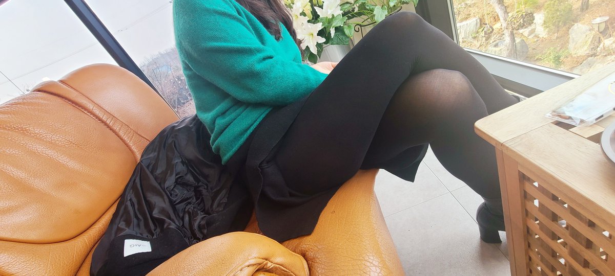 일상 사진
점심으로 김치찌개 먹고
지금 세종시 어느 카페에서
따스한 햇살 받고 있어요
대각선쪽 테이블에 커플 있는데 남자분께서 힐끔힐끔
봐주길 바라고 있어요^^