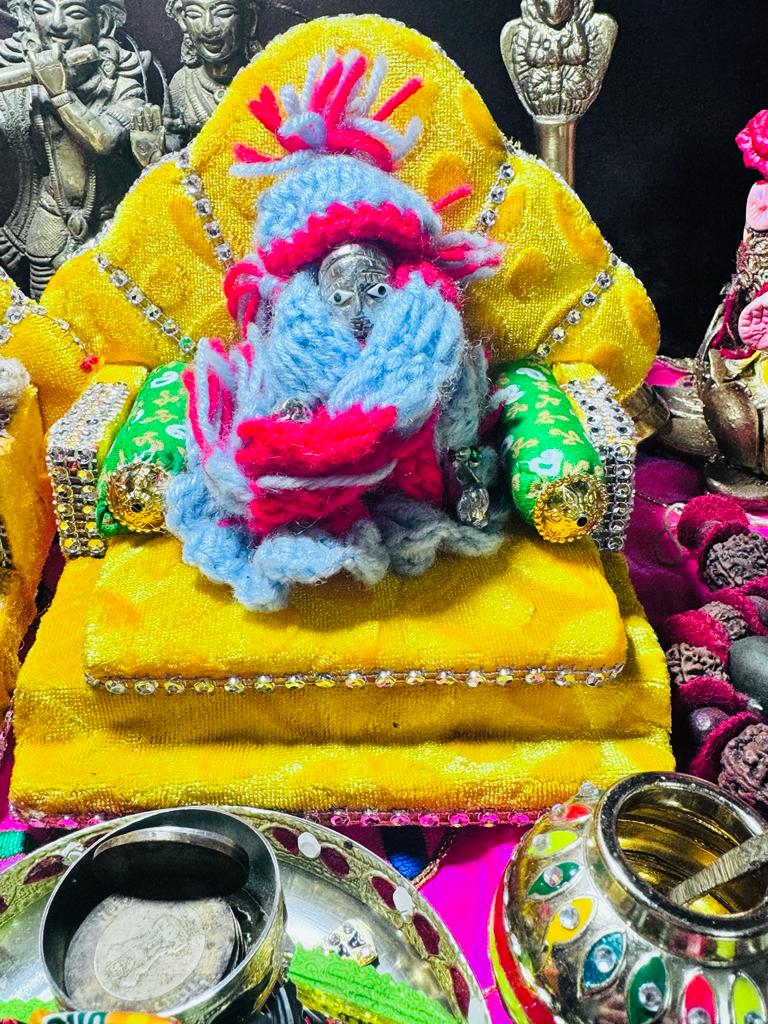RachnaUpadhya's tweet photo. ठाकुर जी का #WinterSwag
बोलो #राधेकृष्ण 💕 https://t.co/nZC6nwUKmh